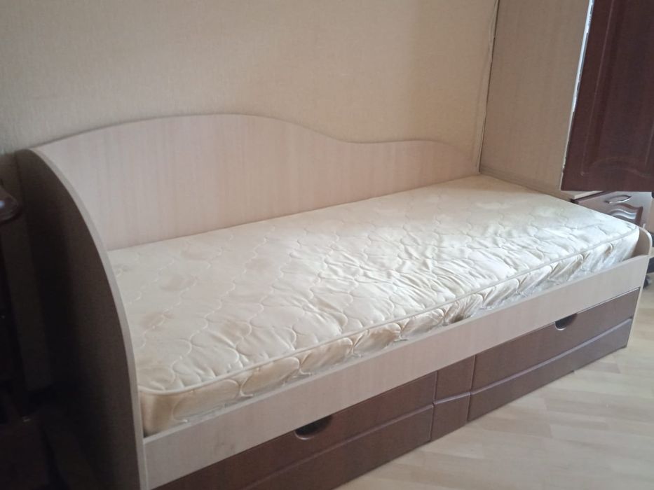 Детский  спальный гарнитур и кровать.