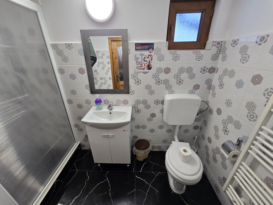 Închiriez cabană cu ciubăr