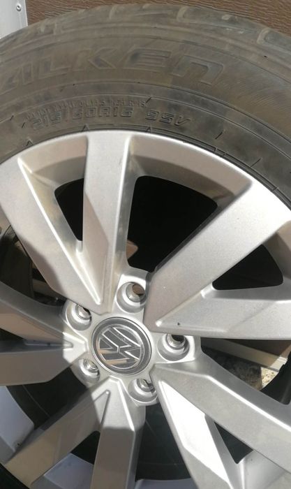 Vând 4 genți cu tot cu cauciucuri de vara bune au prindere de 5×12