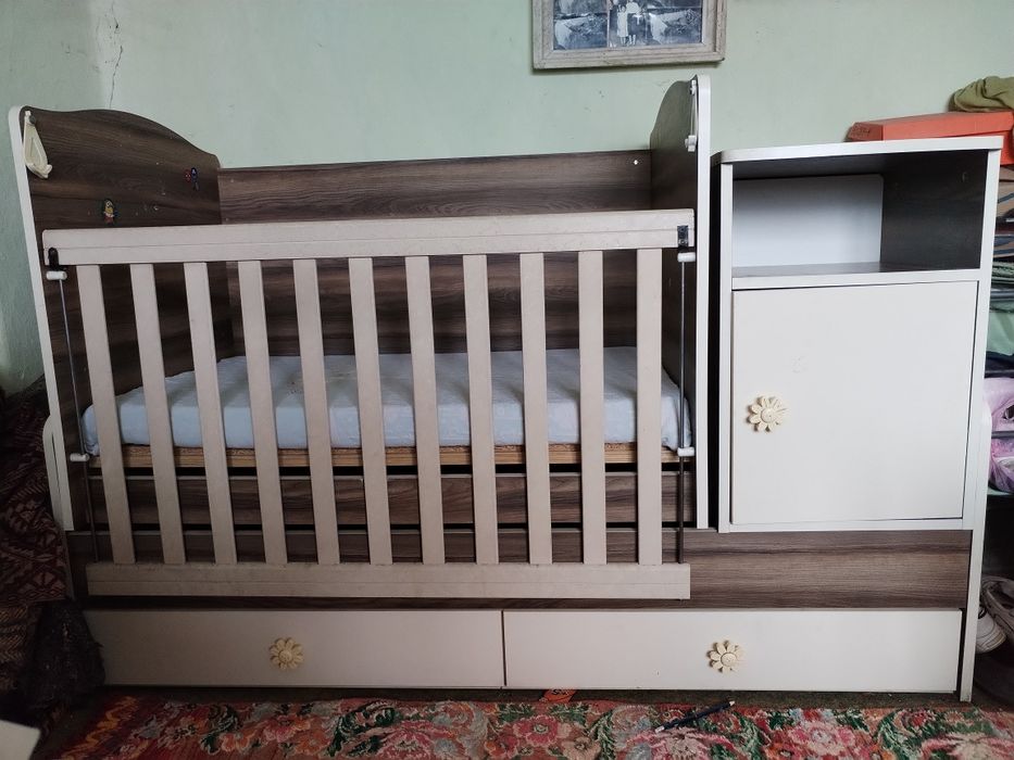 Детско легло с люлеещ механизъм