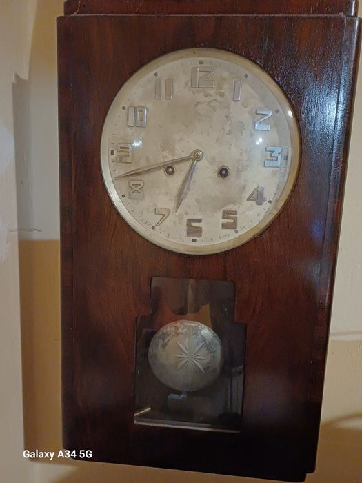 Продавам атикварни часовници.