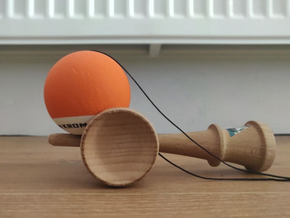 Kendama KROM Nouă - Portocaliu/Alb - Râmnicu Valcea