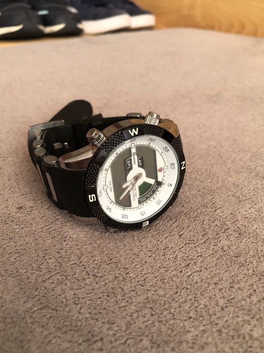 vand ceas shark barbati..