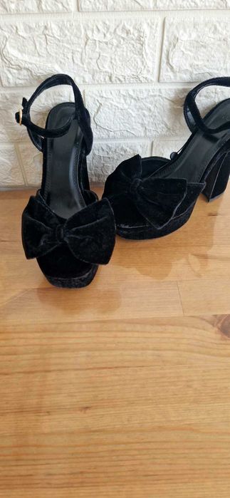 Sandale noi, aspect catifea River Island.