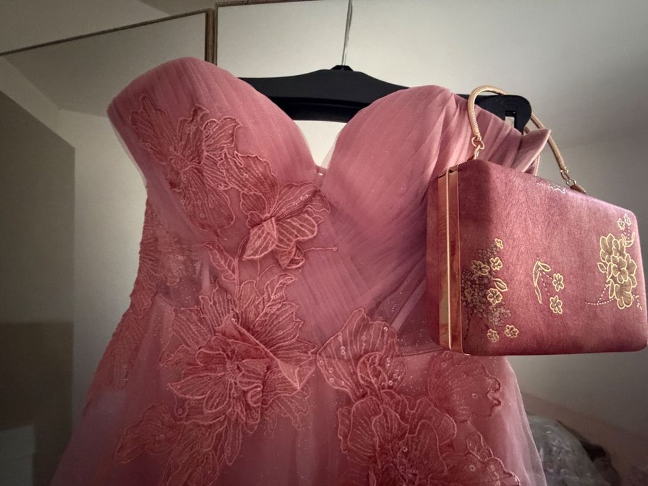 Официална рокля, носена