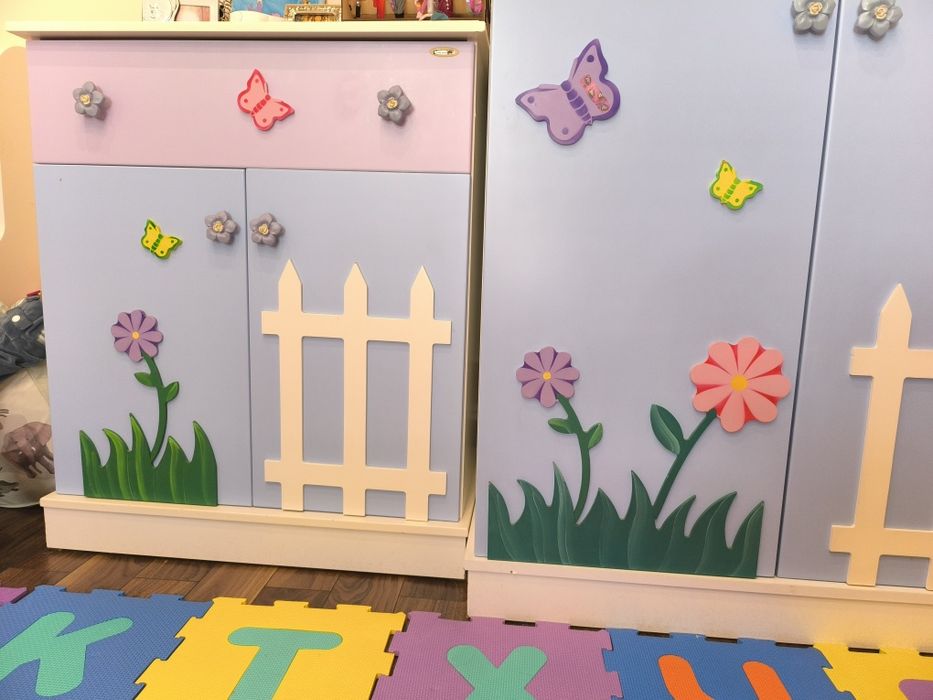 Комплект детски гардероб и скрин на цветя и пеперуди