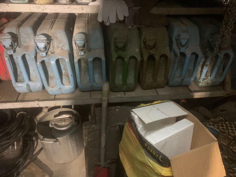 Канистры для бензина.