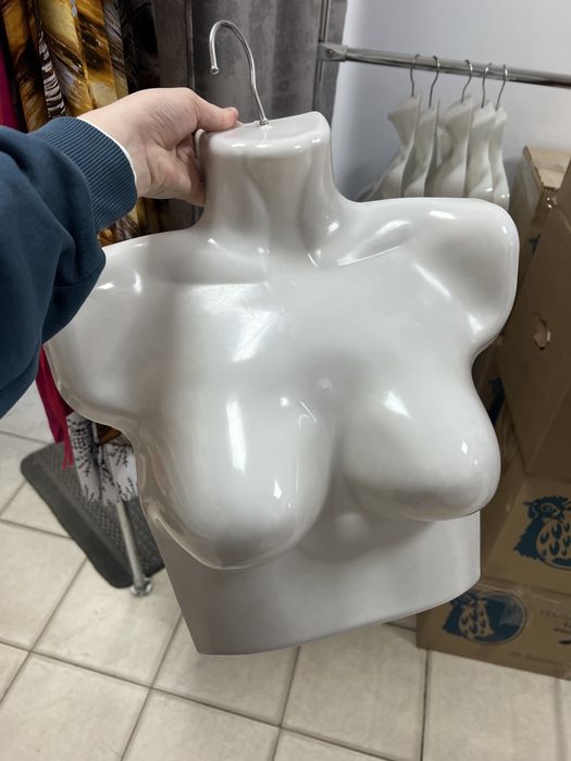 Манекены, вешалки