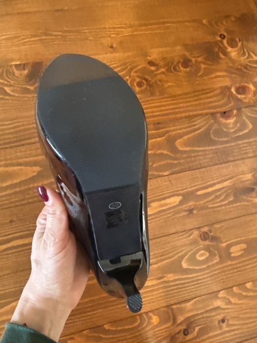 Лачени обувки на ток 38 номер Нови !