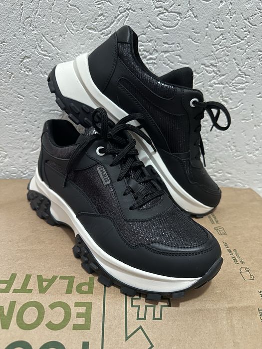 Обивки , като нови , обувани по един път за проба