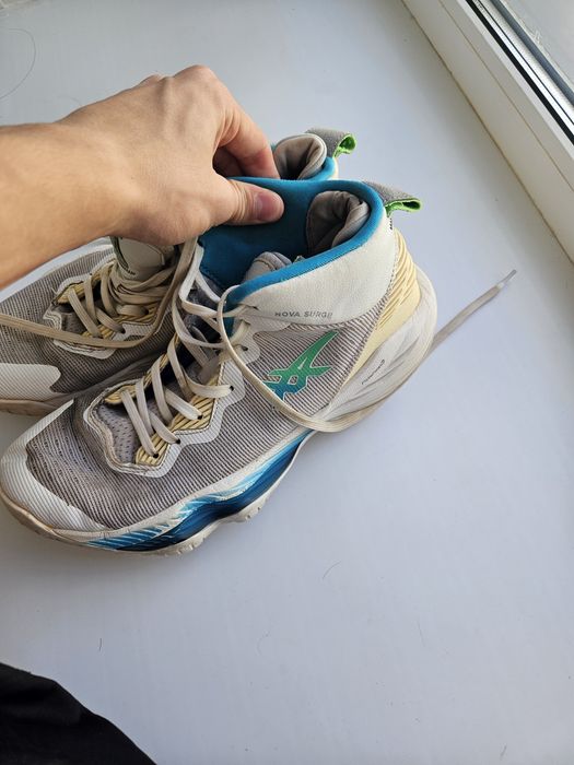Волейбольные кроссовки Asics Nova Surge