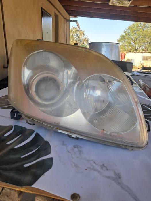 Фара на тойота. Авенсис Правая