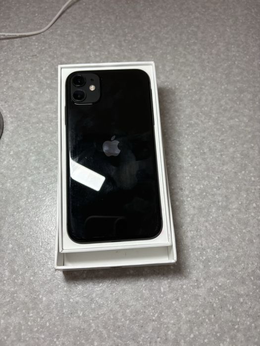 Продам айфон 11 на 64 гб