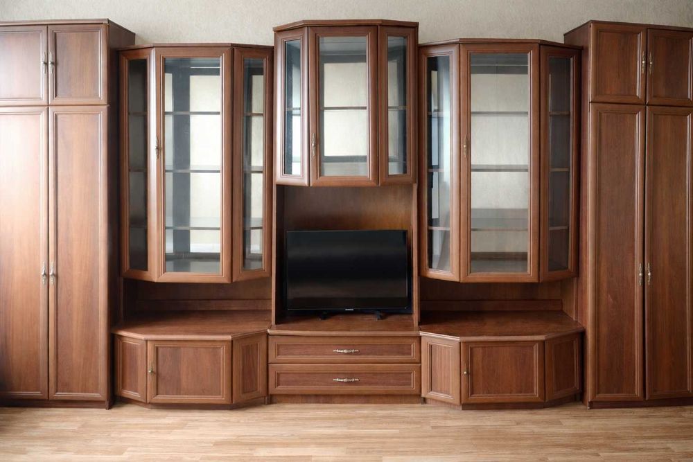 Продам стенку (сервант два шкафа по бокам)