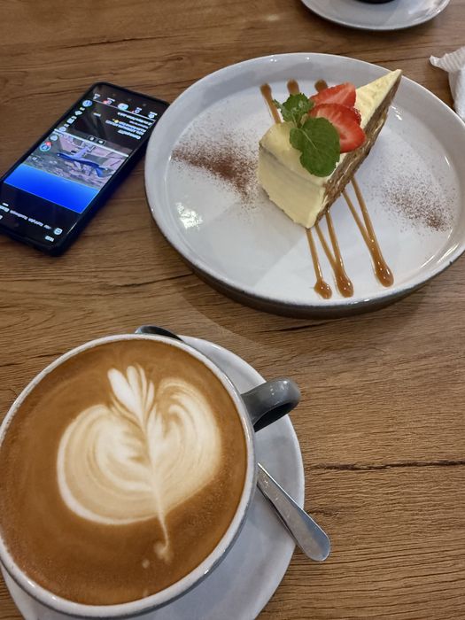 Uchastka sotiladi judayam qulay , 12 sotix 6 xona 2 ta xojatxona qulay