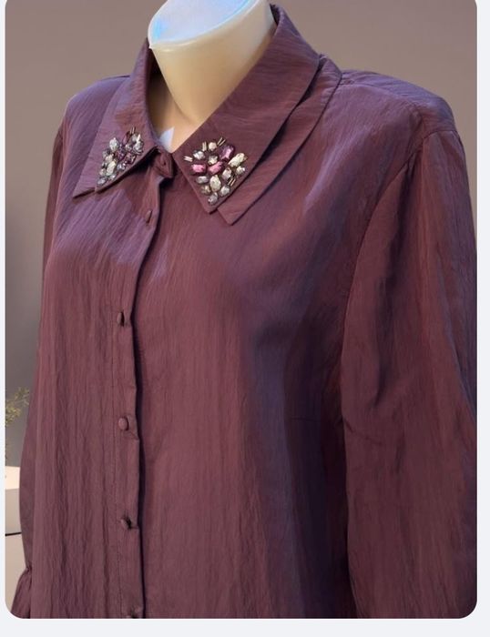 В продаже блузка 50-52  размеров