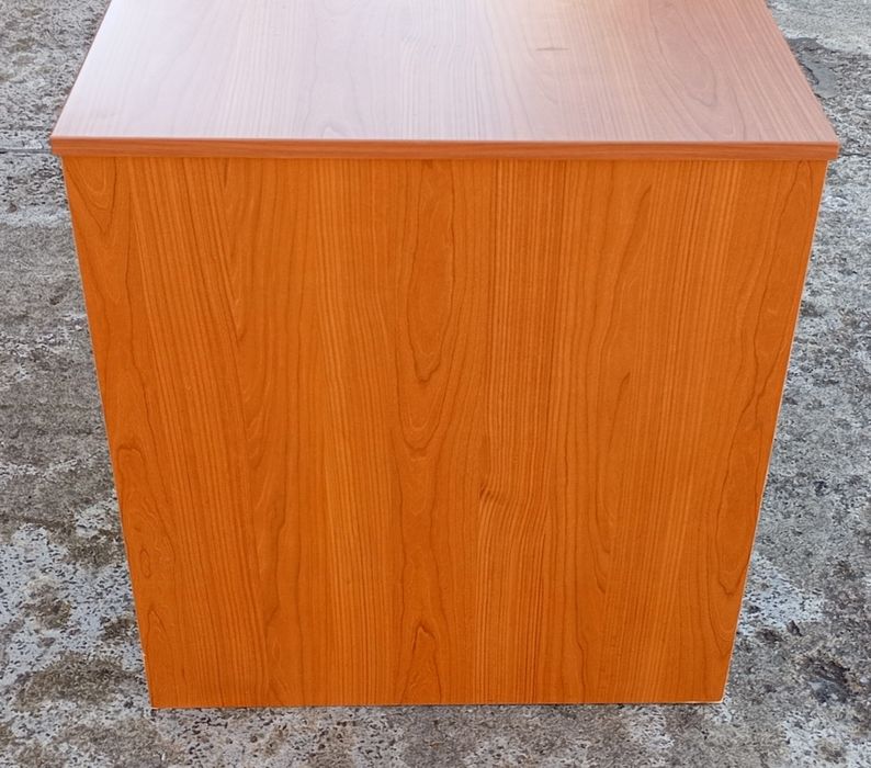 Vand mese bucatarie si birou