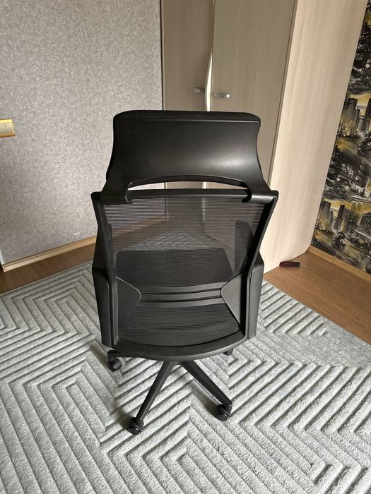 Офисное эргономичное кресло.