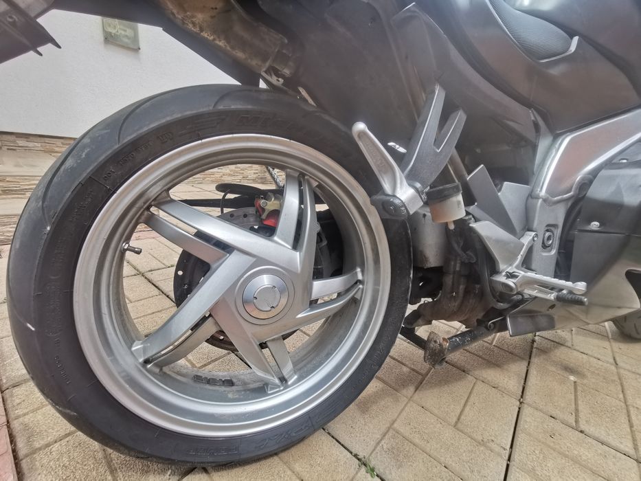 Motocicleta Aprilia Rst Futura 1000