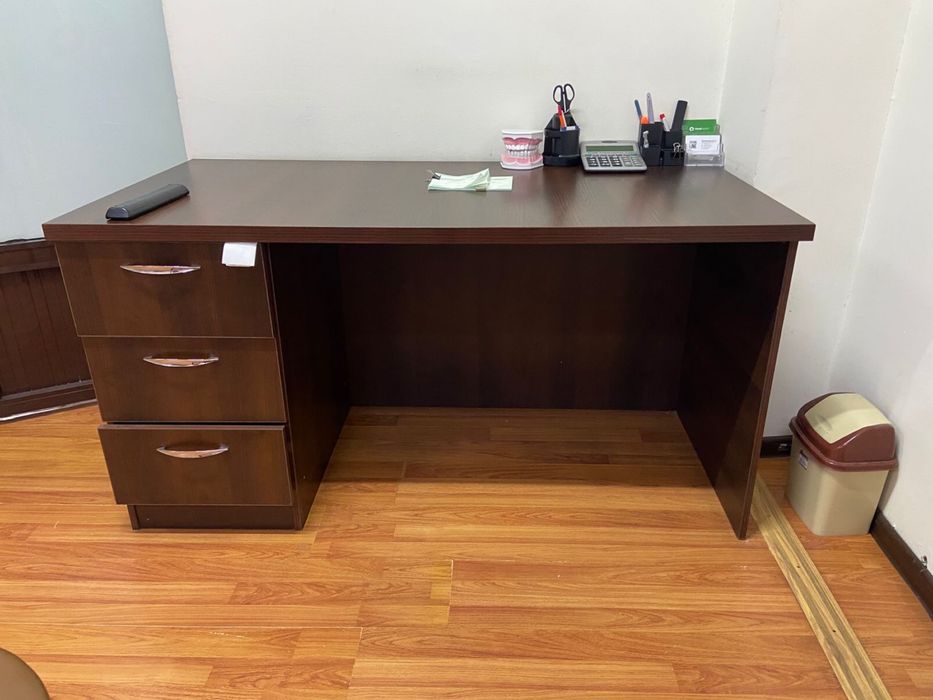 Продаю срочно . Шкафы. Столы