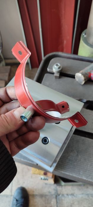 Продавам Матрица за скоби за  водосточни скоби ф100