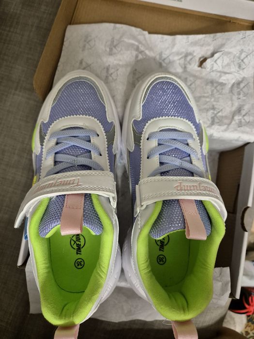 Продам новые кроссовки для девочки за 9.000 тенге.Размер 35