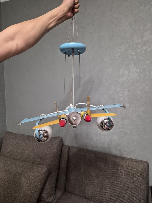 Продам люстру самолёт