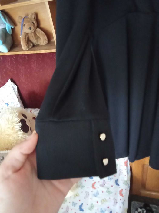 Rochie neagra cu mânecă lung.
