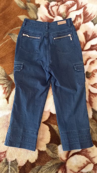 Продаются джинсы и капры джинсовые.