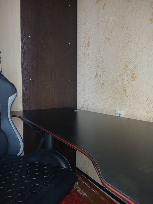 Компьютерный стол и кресло.