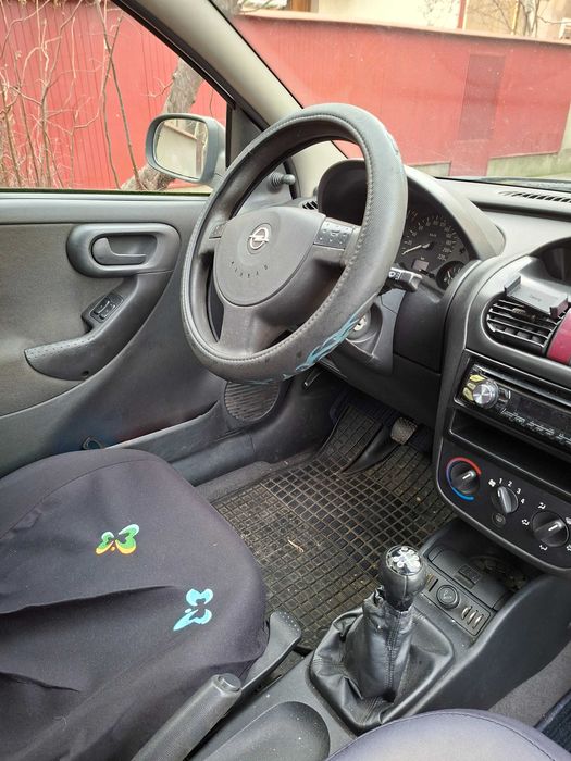 Vând Opel Corsa cu 2 uși