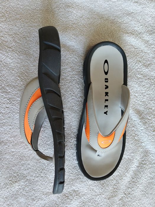 Papuci Oakley model deosebit , eticheta spune 41 însă potrivesc la 40