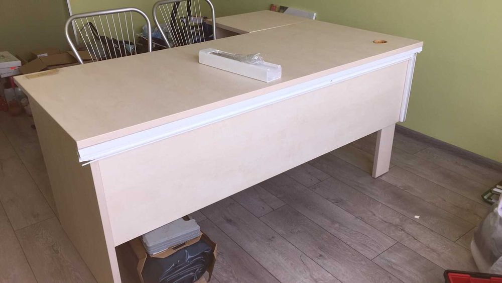 Бюро ъглово за офиса или дома