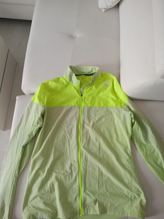 Vând haina sport adidas, produs de calitate superioara mărimea L.