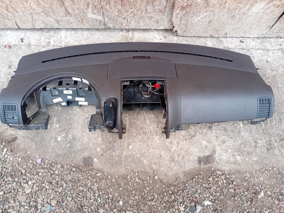 Flansa/plansa bord vw touareg 7L compatibila 2003-2010 maro și negru