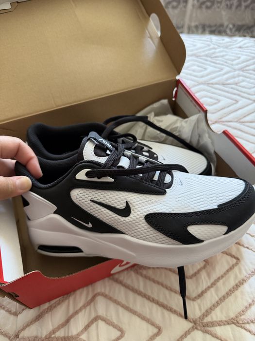 Продам новые кроссовки nike