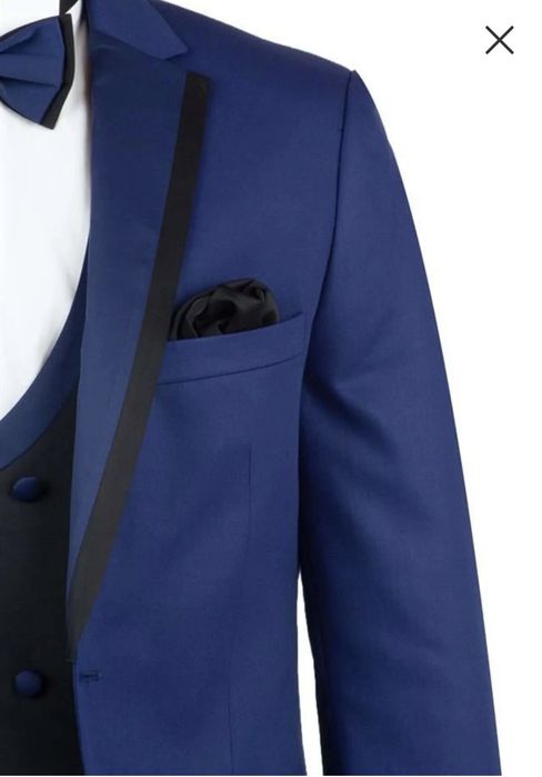 Официален костюм