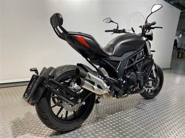 Motocicleta Benelli 502C Cruiser, dublu ABS, 2024, accesorii