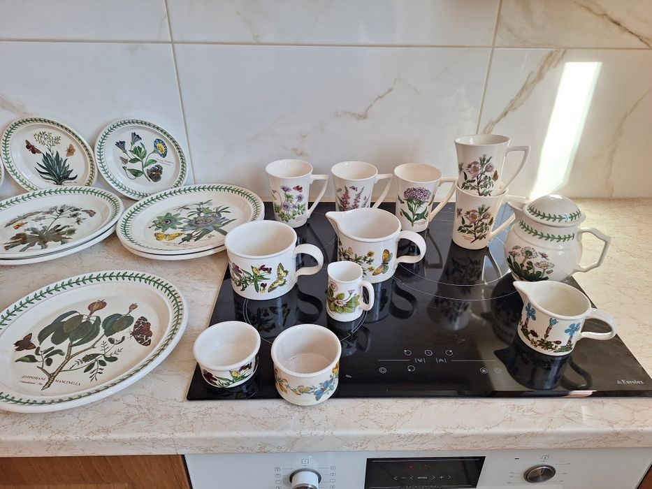 Порцеланов чайник и захарница