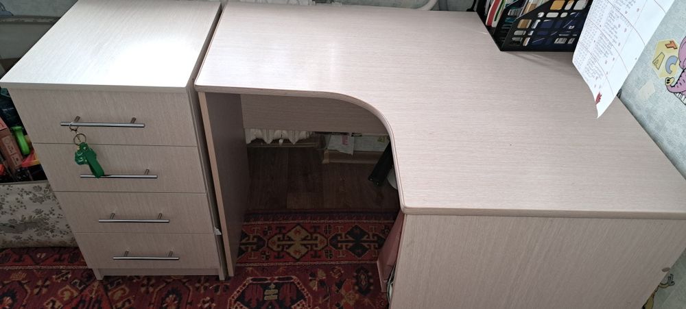 Продам письменный стол с тумбочкой