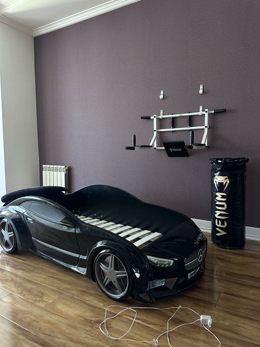 Детская кровать машина