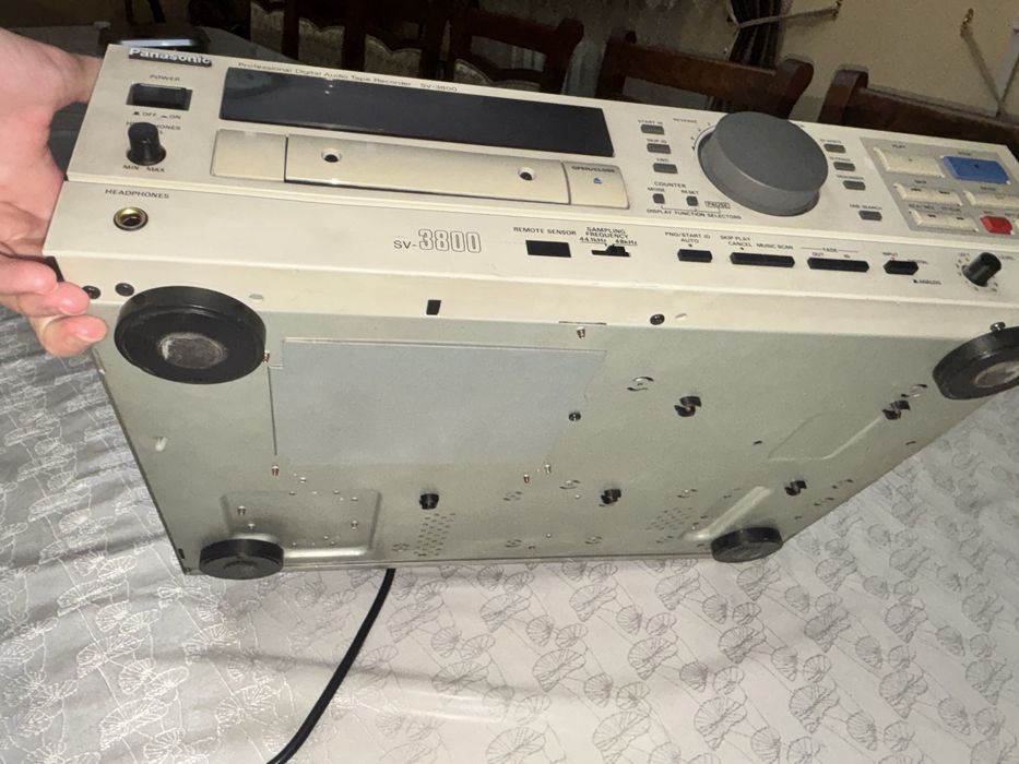 Panasonic SV-3800 Professional Digital Audio Tape Recorder).