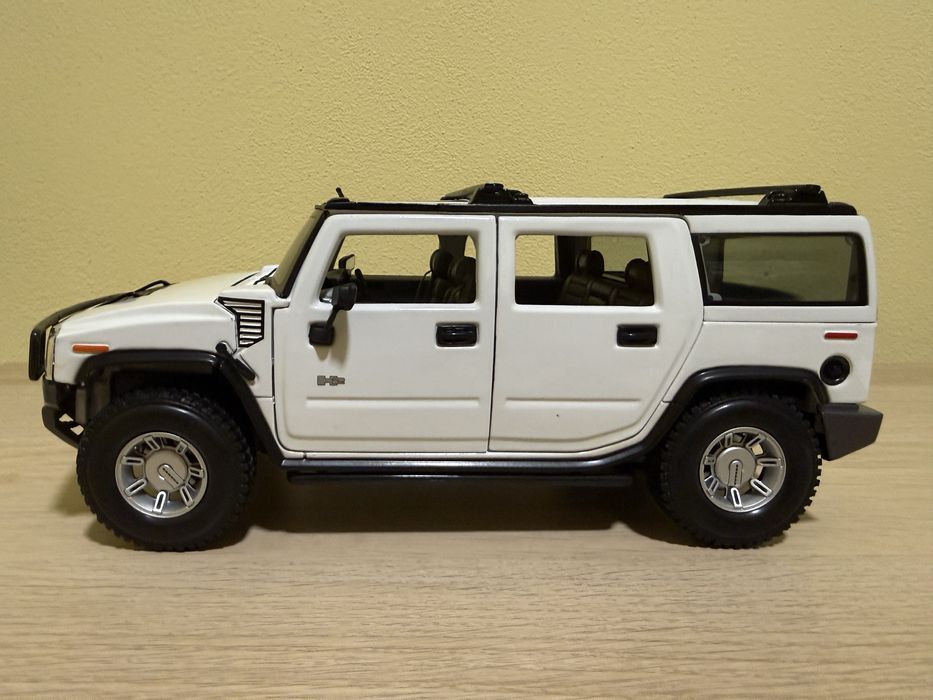 Masina Maisto Hummer H2 1:18 Diecast Model - White SUV