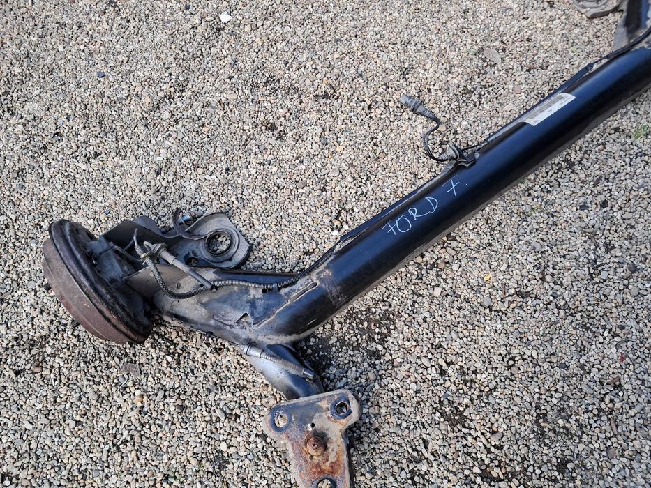 Ford Fusion, punte spate completa, pe tamburi.
