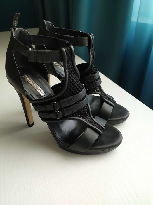 Черни високи обувки на BCBG Maxazria