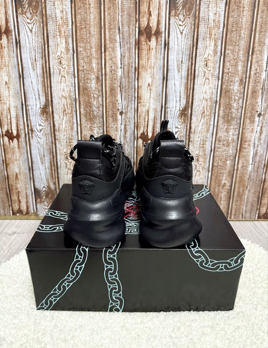 ( START VARA ) Versace Chain Reaction Black