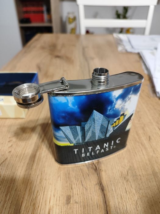 Манерка за алкохол/ метално шише