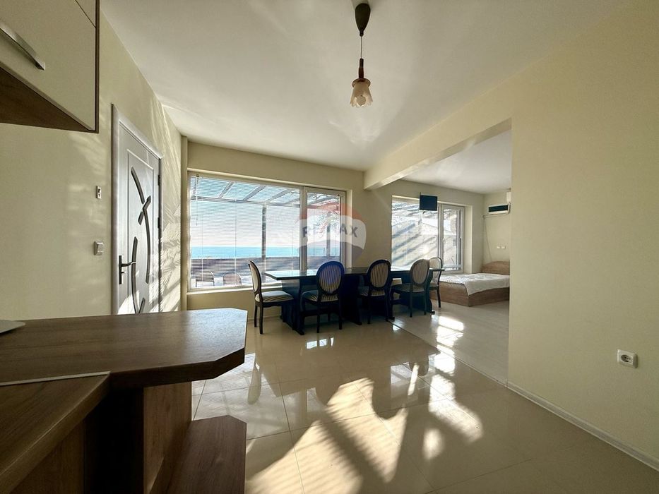 Къща с три спални, двор, барбекю и нескриваема панорамна морска гледк