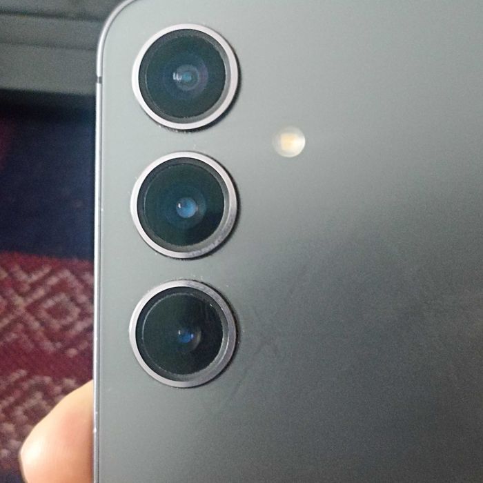 Продавам Samsung Galxaxy S24+ 256 12 RAM с лек дефект !