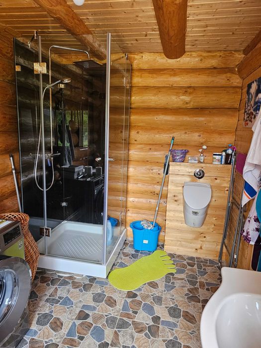 Casă din bușteni cu teren mare